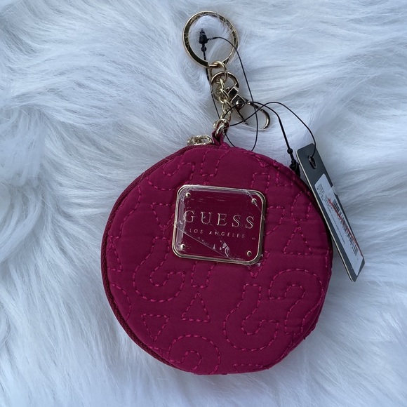 New GUESS Wine Round Coin Keychain - Picture 2 of 5